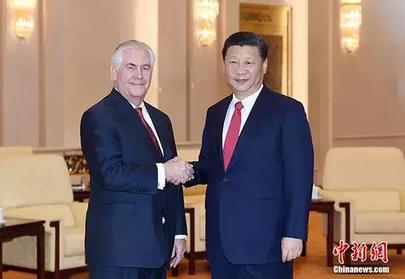 習(xí)近平請蒂勒森轉(zhuǎn)達(dá)對特朗普總統(tǒng)的問候，并歡迎特朗普總統(tǒng)來華訪問。3月19日，中國國家主席習(xí)近平在北京人民大會堂會見美國國務(wù)卿蒂勒森。 <a target='_blank' >中新社</a>記者 毛建軍 攝
