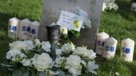 英超利物浦和埃弗頓兩大足球俱樂(lè)部組織其少年隊(duì)員為一次大戰(zhàn)犧牲的中國(guó)勞工掃墓。