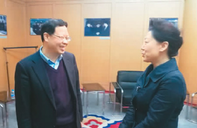 　北京市海淀區(qū)僑聯(lián)主席石岳（右）在“海歸驛站”活動后與與會嘉賓交談。 駱孟成 攝