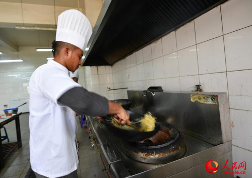 煸土豆絲。李涼 攝