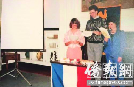 1986年沈佩君在西弗吉尼亞大學(xué)留學(xué)時做法語課助教。(美國《僑報》/管黎明 攝)