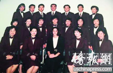 90年代初沈佩君(前排右一)在西北航空公司。(美國《僑報》/管黎明 攝)