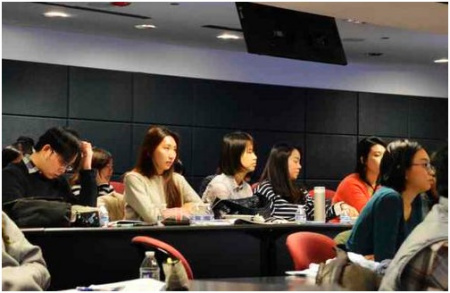 美國(guó)各大學(xué)校的畢業(yè)季將至，許多中國(guó)學(xué)生雖然有心留美工作，卻對(duì)大環(huán)境喪失信心，憂(yōu)慮自己無(wú)緣工作簽證。（美國(guó)《世界日?qǐng)?bào)》/董宇 攝）