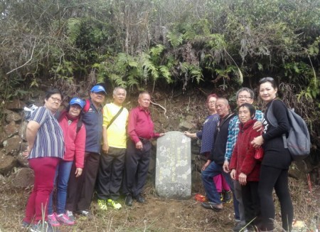 吳起福(右三)帶著兄姐及后輩們返回古田掃墓，在祖墳前開(kāi)心合影。馬來(lái)西亞《星洲日?qǐng)?bào)》資料圖