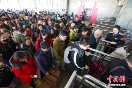 清明節(jié)將至，中國(guó)民眾有著清明掃墓祭拜先祖的傳統(tǒng)習(xí)俗，屆時(shí)多地將出現(xiàn)客流高峰，不少民眾為避免返鄉(xiāng)乘車高峰期，選擇提前乘車出行。<a target='_blank'  >中新網(wǎng)</a>記者 張?jiān)?攝