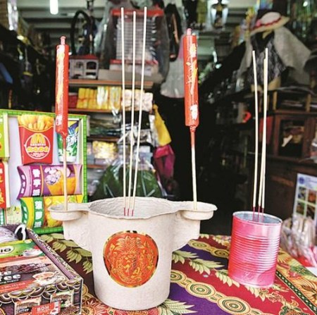 清明祭掃倡導(dǎo)環(huán)保 紙?jiān)榔吩隈R來(lái)西亞受歡迎。(馬來(lái)西亞《光華日?qǐng)?bào)》資料圖)