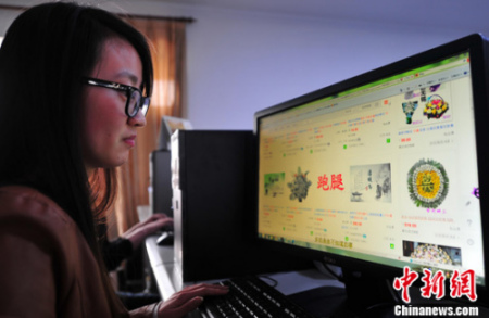 資料圖：白領(lǐng)在網(wǎng)上關(guān)注“代客掃墓”的商家。<a target='_blank' >中新社</a>發(fā) 于海洋 攝