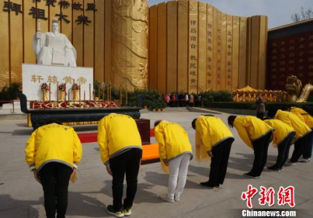 春令營營員祭拜軒轅黃帝?！№n章云 攝