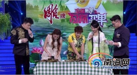 趙應(yīng)瓊(右二)和媽媽(右三)上央視宣傳和樂粽子。（圖片來源：南海網(wǎng)）