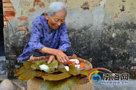 趙應(yīng)瓊92歲祖奶奶陳阿婆包粽子手藝嫻熟。（圖片來源：南海網(wǎng)）