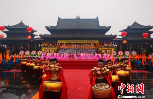當日上午，以“清明大槐樹百姓共尋根”為主題的第二十七屆洪洞大槐樹文化節(jié)尋根祭祖大典在陣陣禮炮聲中拉開了帷幕?！|杰 攝