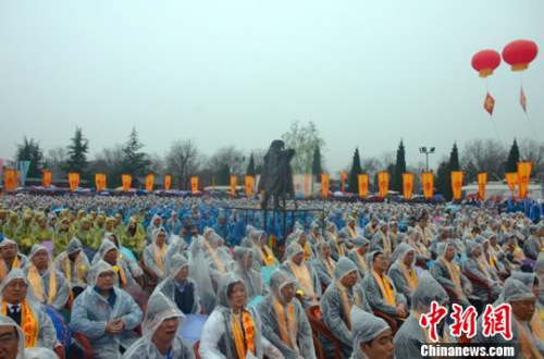 第二十七屆洪洞大槐樹文化節(jié)尋根祭祖大典開幕，萬余移民后裔祭拜先祖?！|杰 攝