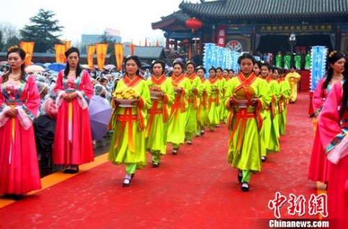 祭奠儀式整個過程處處透著大槐樹根祖文化的深厚底蘊和移民后裔對大槐樹老家的無限深情?！|杰 攝