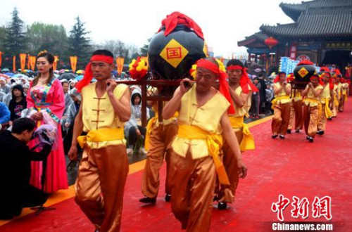 洪洞大槐樹景區(qū)負責人說，六百年前，一場聲勢浩大的移民使“大槐樹”成為了億萬移民后裔魂牽夢繞的精神家園；今天，“大槐樹”將“大槐樹祭祖習俗”延續(xù)，將“根祖文化”發(fā)揚，傳承著家國之夢，承載著移民之情?！|杰 攝