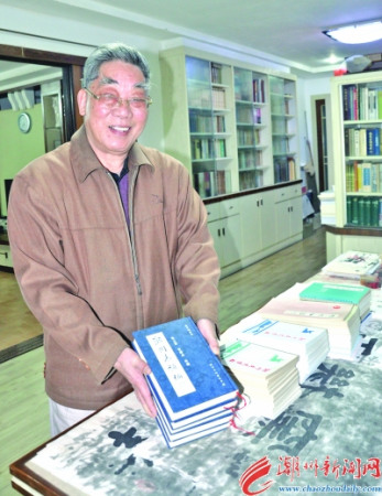 曾楚楠先生向記者展示他參與整理出版的《潮州志補編》。