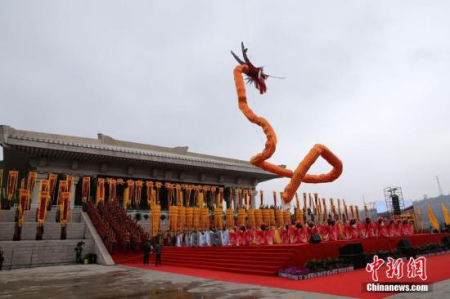 4月4日，丁酉（2017）年清明公祭軒轅黃帝典禮在陜西黃陵縣舉行。萬余名海內(nèi)外華夏兒女齊聚橋山黃帝陵，共同祭拜中華民族的“人文初祖”軒轅黃帝。<a target='_blank' >中新社</a>記者 張遠(yuǎn) 攝