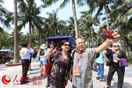 嘉賓在好圣村合影留念。