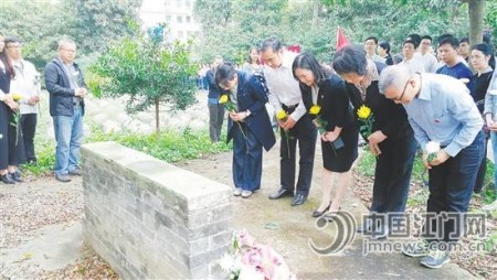 3月30日，新會區(qū)舉行華僑義冢公祭活動，各界人士來到金牛山華僑義冢，對先僑們進行拜祭。