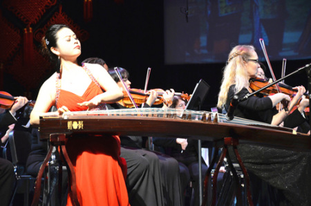 2015年夏菁在美國與錢德勒交響樂團首演管弦樂隊版《彝族舞曲》 2015年夏菁在美國與錢德勒交響樂團首演管弦樂隊版《彝族舞曲》