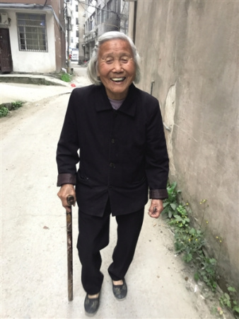 104歲的陳宣翠老人腿腳靈便，頭上還有不少黑發(fā)，得知我們前來拜訪，老人拄著拐杖快步帶路。朝丹 攝