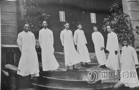 景堂圖圖書館第一批工作人員合影。