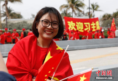 當(dāng)?shù)貢r(shí)間4月6日，中國(guó)國(guó)家主席習(xí)近平乘專機(jī)抵達(dá)美國(guó)佛羅里達(dá)州，將在海湖莊園同美國(guó)總統(tǒng)特朗普舉行中美元首會(huì)晤。佛州當(dāng)?shù)厝A人華僑約1500人在習(xí)近平主席和夫人彭麗媛下榻酒店前歡迎。<a target='_blank' >中新社</a>記者 王歡 攝