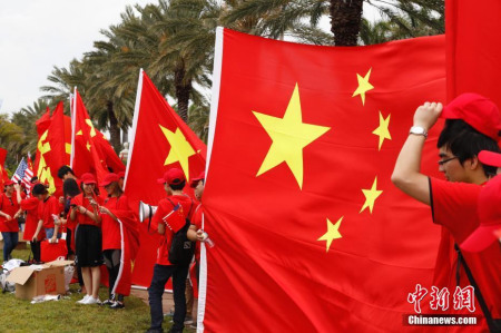 佛州華僑華人歡迎習(xí)近平。<a target='_blank' >中新社</a>記者 王歡 攝