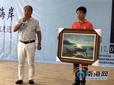 著名油畫家趙新穎向萬寧贈(zèng)送畫作。