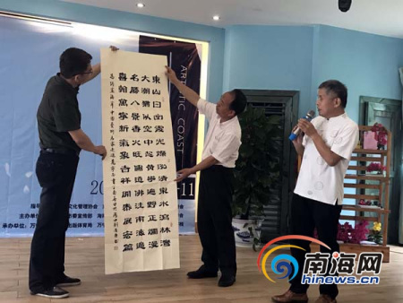 著名書法家劉德臣向萬寧市委宣傳部贈(zèng)送了書法作品。