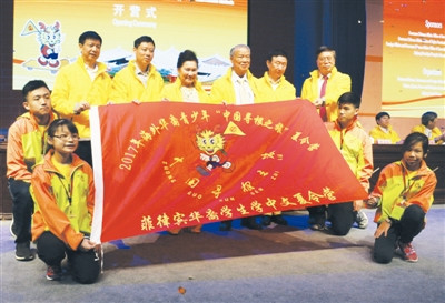 國務院僑辦文化司司長雷振剛(后排右2)、福建省僑辦主任馮志農(右1)、菲華商聯總會永遠名譽理事長陳永栽伉儷(右3、右4)等共同為學生代表們頒授營旗。
