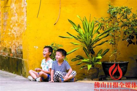 柏樹巷黃色房子前，兩位小朋友正在玩耍。/佛山日報記者王澍攝