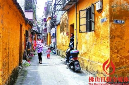 柏樹巷一帶的房子，除了本地人居住外，有些被外地務(wù)工者租住。中午時分，他們帶著孩子在巷子內(nèi)聊天。/佛山日報記者覃征鵬攝