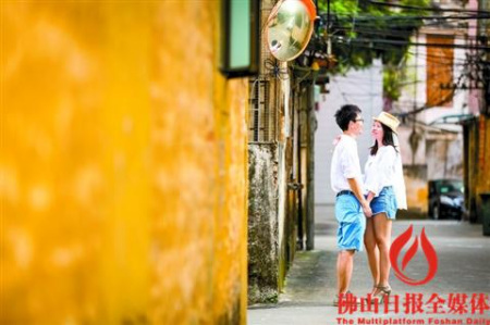 　縱橫交錯的小巷子和鮮艷明快的色彩，是情侶們的拍照勝地。/佛山日報記者王澍攝