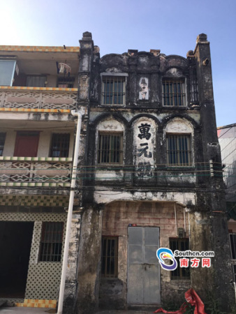 在?？诓?，古老的銀號“萬元號”仍然存在，且老字號依然清晰可見。龔春輝攝