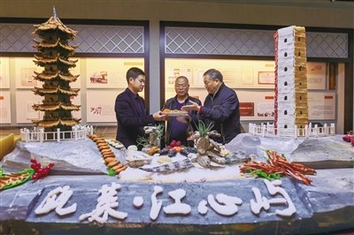 胡進(jìn)盛（中）與葉國光（右）探討經(jīng)典甌菜。