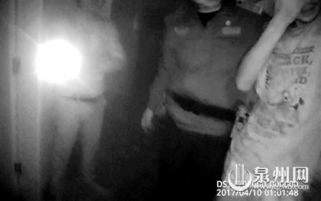 小王(右)被民警及時救出 小王(右)被民警及時救出