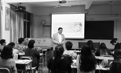 來自臺灣中臺科技大學(xué)的張桓忠教授在給媽祖班學(xué)生介紹臺灣的媽祖信俗。