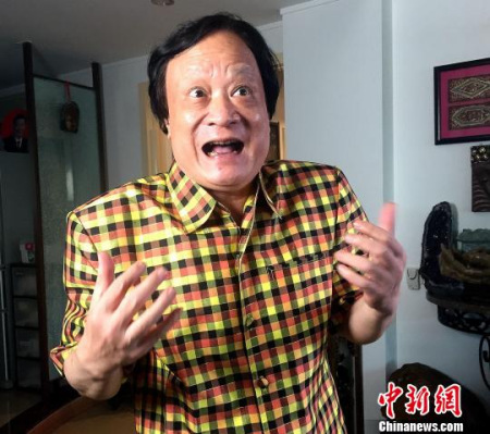說起潮丑藝術(shù)，方展榮滔滔不絕、表情豐富。李凌 攝