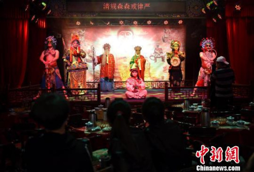 海外華文媒體高層在重慶磁器口聽(tīng)?wèi)颉！≈芤?攝