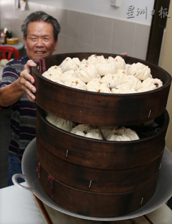 制包師傅戴欽華制包數(shù)十年，技藝純熟。