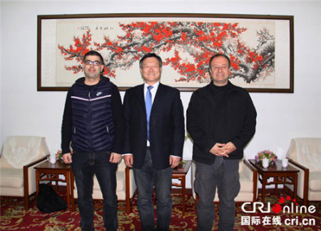邯鄲學(xué)院馬計斌校長與阿根廷學(xué)者迭戈(左一)西班牙學(xué)者奧古斯托(右一)暢談太極文化。