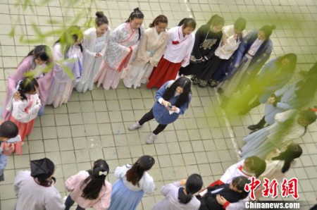 蘭州漢服雅集會的成員交流學(xué)習(xí)?！⌒焐?攝