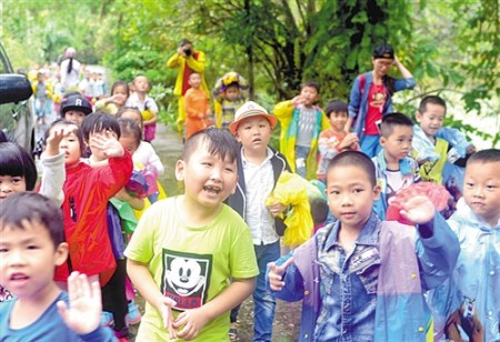 興隆熱帶花園融自然、人文、農(nóng)藝、園林與環(huán)境生態(tài)保護(hù)于一體，圖為來自?？谟變簣@的小朋友在園中進(jìn)行戶外教學(xué)。