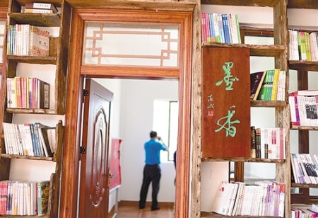 萬寧市一個(gè)鄉(xiāng)村里的書屋，特色文化也成了村里最潮的部分。