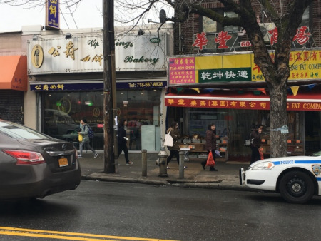 布魯克林8大道牌樓目前只需要消防栓、電線桿和路燈轉(zhuǎn)移到別處，牌樓工程便可展開。(記者王靖雯/攝影)