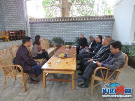 圖為郭萃在昌寧縣柯街鎮(zhèn)調(diào)研座談。杜加壽 攝