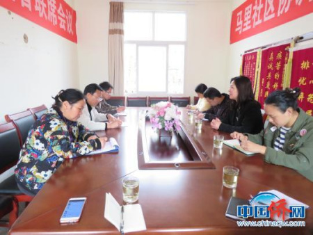 圖為郭萃到馬里社區(qū)調(diào)研。杜加壽 攝
