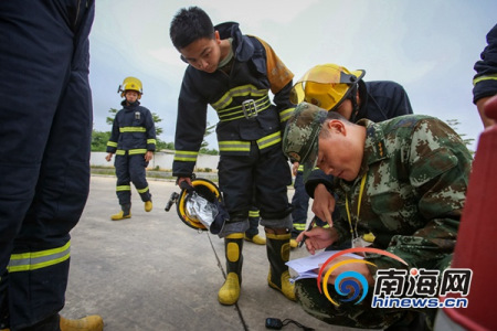 4月13日，萬寧消防戰(zhàn)士迎來了大練兵考為了準(zhǔn)備“期中考試”。