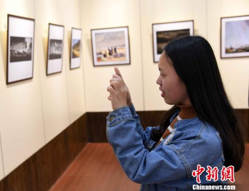 《讀圖時代》——福建省華僑攝影學會攝影作品系列展首展，共展出福建省華僑攝影學會的攝影作品共60多幅，攝影家們以獨特的視角，記錄下西藏、新疆的美好瞬間和發(fā)展的嶄新風貌?！⒖筛?攝