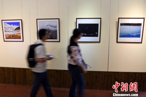 此次影展共展出福建省華僑攝影學會的攝影作品共60多幅，攝影家們以獨特的視角，記錄下西藏、新疆的美好瞬間和發(fā)展的嶄新風貌?！⒖筛?攝